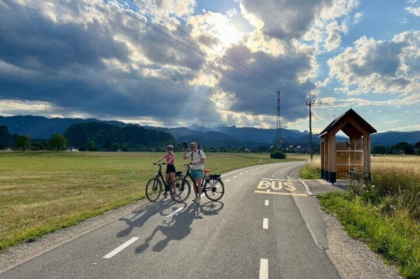 Una calle con carril para autobuses, ciclistas y un refugio de parada de autobús. 2