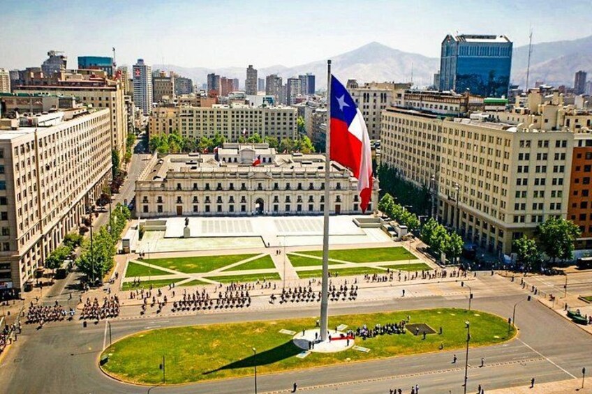 Une vue urbaine avec un grand drapeau, des immeubles et une place. 1