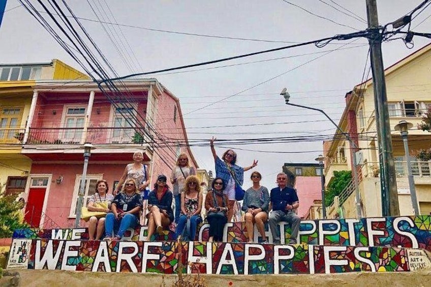 Mural "We are not hippies, We are happies", Valparaíso. 2