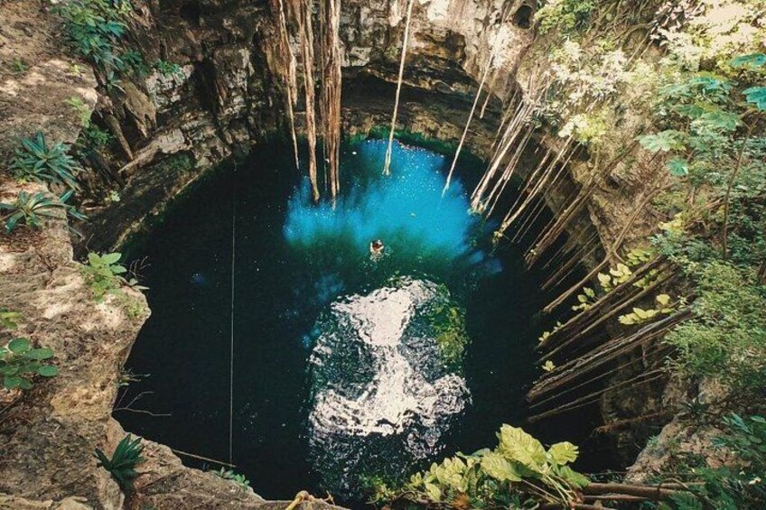 Ein Naturbad, umgeben von felsigen Klippen und Vegetation. 2