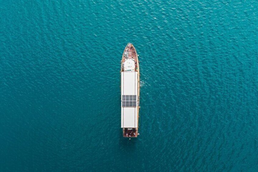 Vista aérea de un barco sobre aguas turquesas. 4