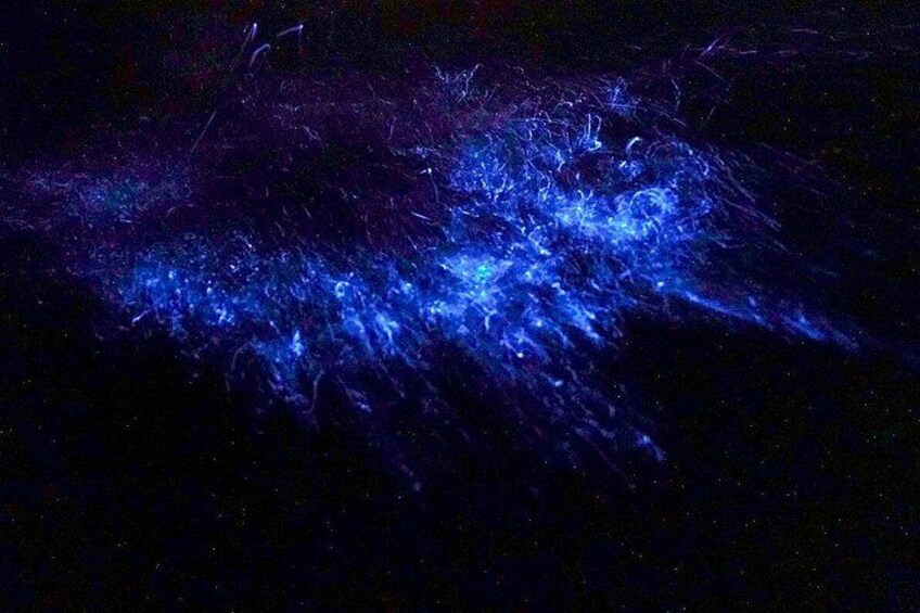 Cielo oscuro con luces azules dispersas. 5