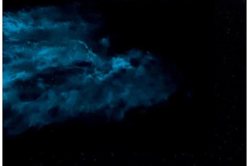 Un cielo oscuro con una formación de nubes azules. 3