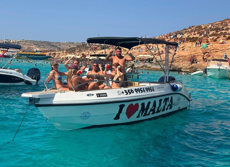 Un bateau arborant les inscriptions « J’♥ MALTE » et un numéro de téléphone, était amarré dans une marina bondée, parmi d’autres bateaux et de nombreuses personnes. 3