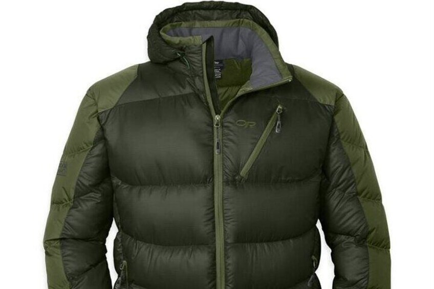 Una chaqueta hinchada verde con capucha y cremallera. 5