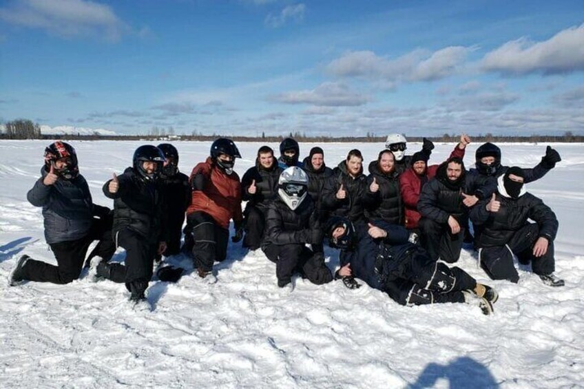 Un grupo de personas vestidas para el invierno posando sobre la nieve. 1