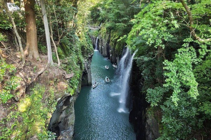 Une rivière avec une cascade, entourée d’une végétation luxuriante et d’arbres. 5