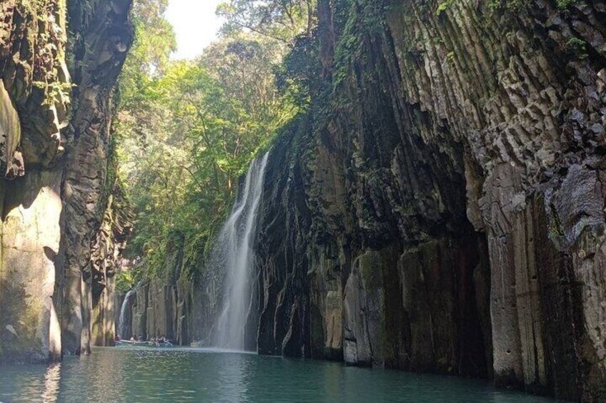 Une cascade se précipite le long d’une falaise rocheuse pour se jeter dans une rivière paisible. 3