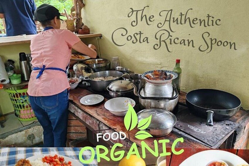 Una persona cocinando en una cocina rústica al aire libre, con diversos utensilios y alimentos. 2