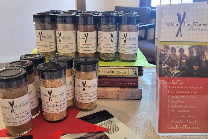 Des bocaux contenant une sorte de potion préparée par une sorcière de cuisine sont posés sur une table, à côté d’une brochure de l’entreprise Salem Food Tours. 5