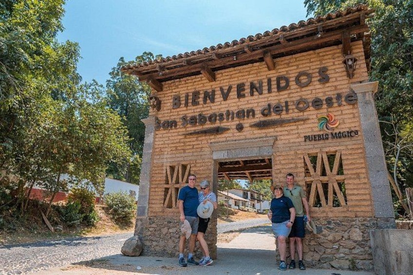 Un arco de piedra con el texto 'BIENVENIDOS San Sebastian del Oso' y 'PUEBLO MÁGICO'. 1