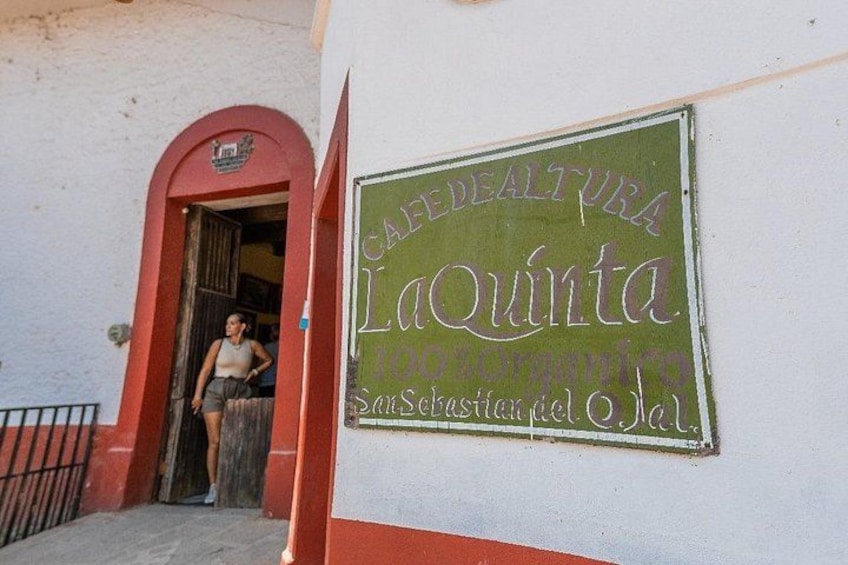 Un edificio con un letrero que dice 'Cafe de Altura La Quinta'. 5