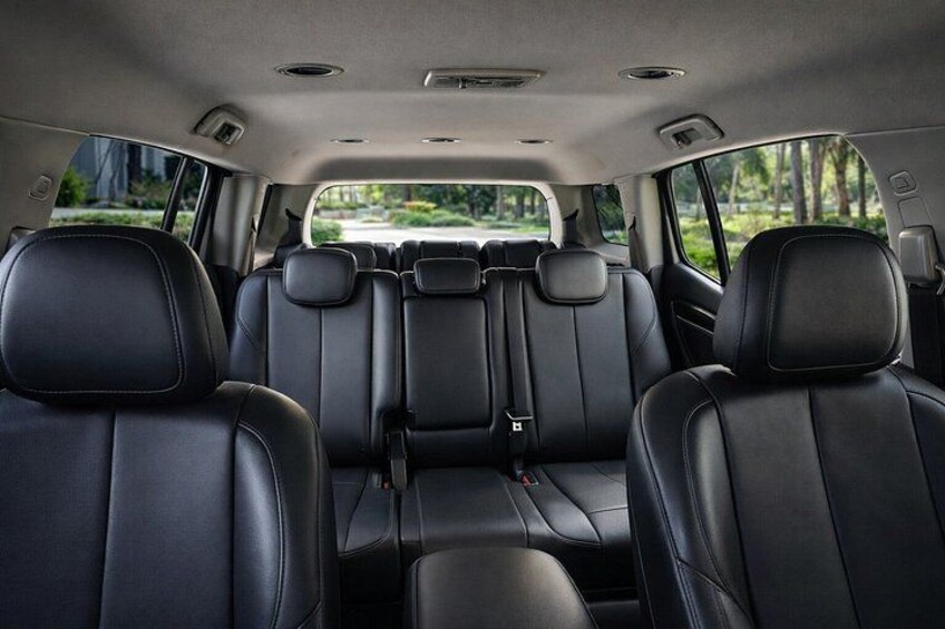 Un intérieur de voiture avec des sièges en cuir noir et un toit ouvrant. 5