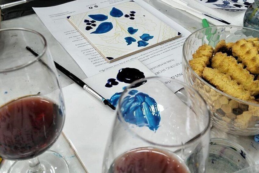 Ein Tisch mit Weingläsern, einem Pinsel und einer Schüssel Croutons. 1