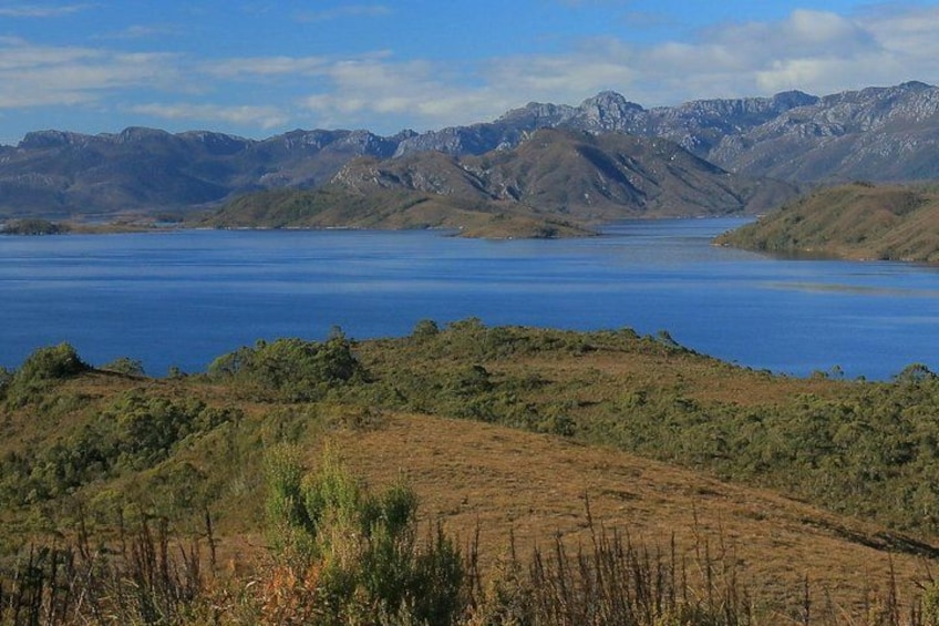 Un lago circondato da montagne e praterie aride. 3