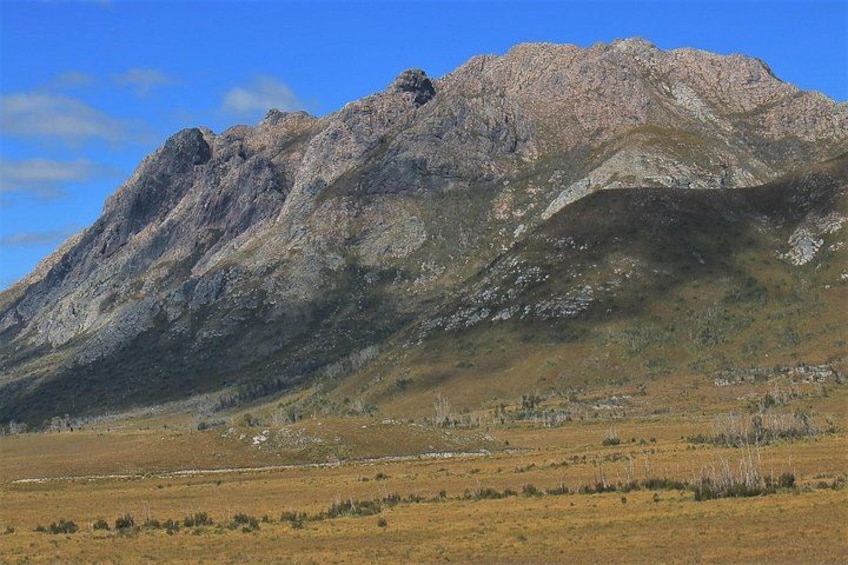 Una catena montuosa sotto un cielo sereno. 2