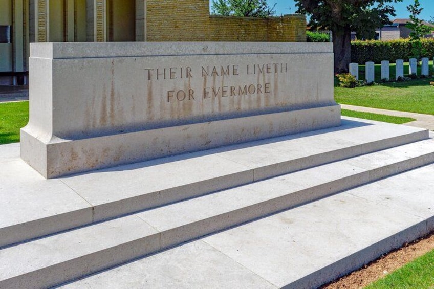 Un monument commémoratif avec des marches menant à sa base, sur lequel sont gravées les paroles : « Leur nom vivra à jamais. » 4