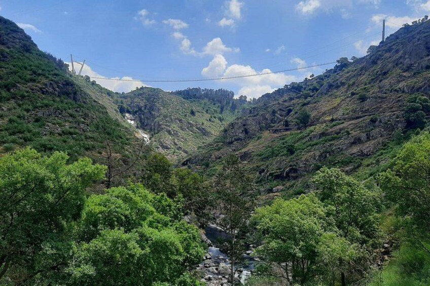 Une vallée traversée par une rivière, avec une végétation luxuriante et des collines. 4