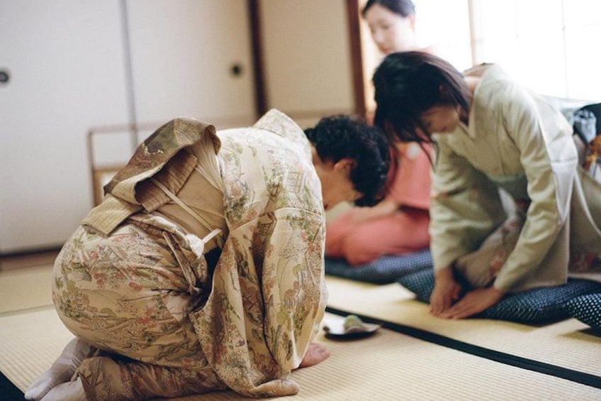 Un espacio con esterillas de tatami donde personas practican artes marciales. 1