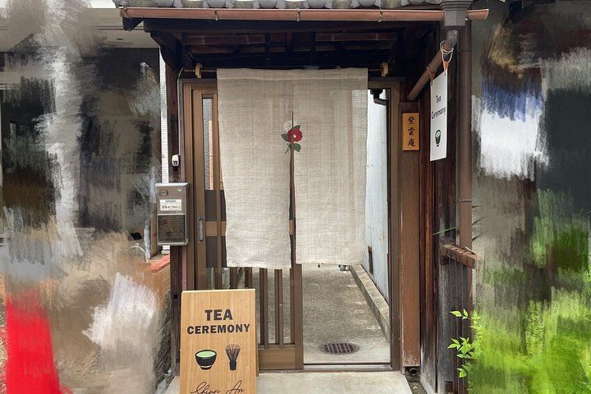 Entrada a una tradicional ceremonia del té japonesa, con una estructura de madera, un esterillón de tatami y un cartel. 2