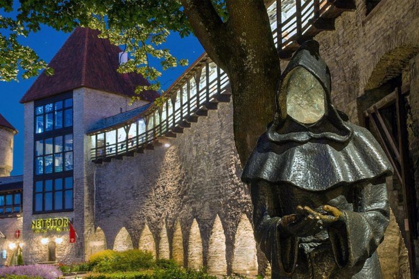 Who are they? Uncover the mystery of the faceless monks, silent witnesses to Tallinn's beginnings, on your unforgettable journey with us 1