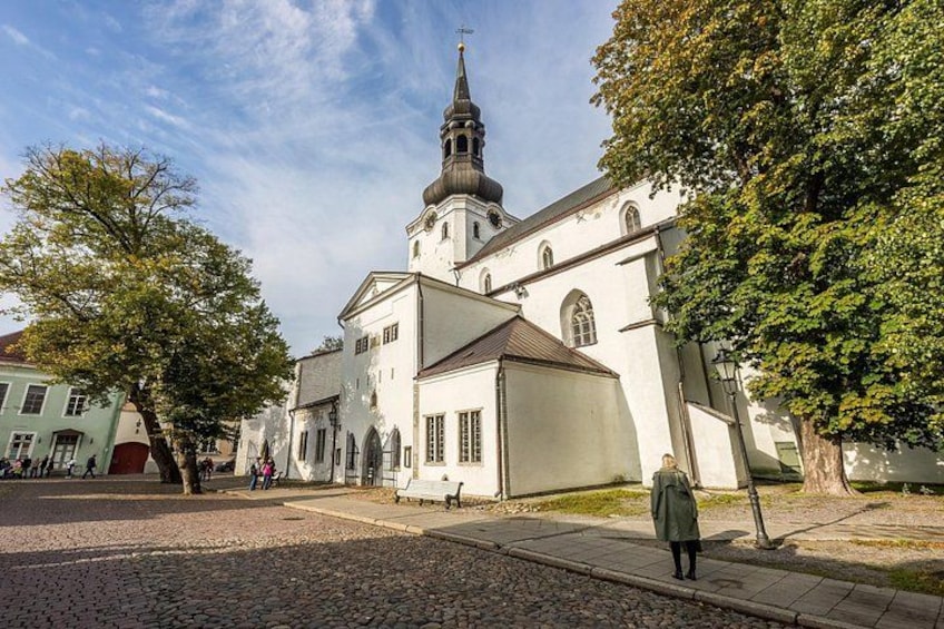 Discover the secrets of this unique church! Learn its story and location on our exclusive tour 5