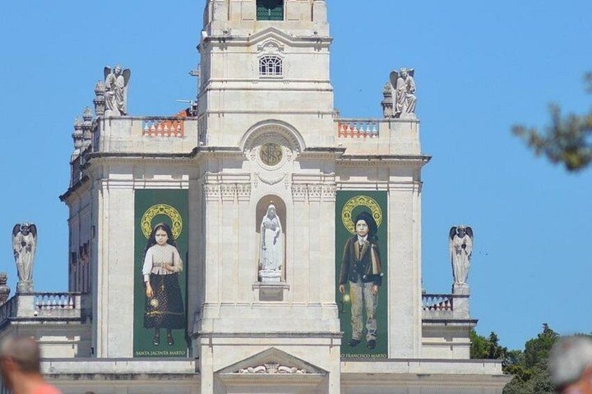 Un edificio histórico con estatuas y un reloj. 2