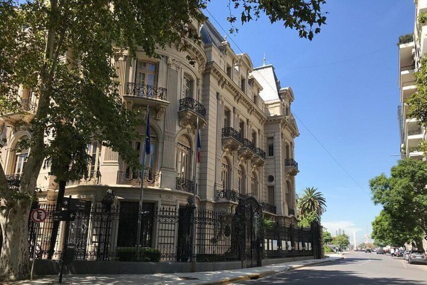 Un edificio histórico con balcones ornamentales y una entrada con portón. 1