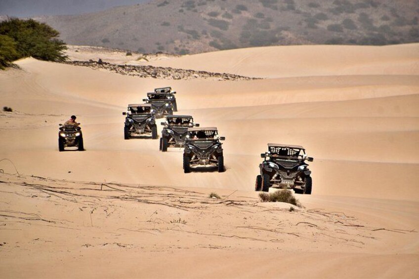Des véhicules tout-terrain sur une dune de sable. 2