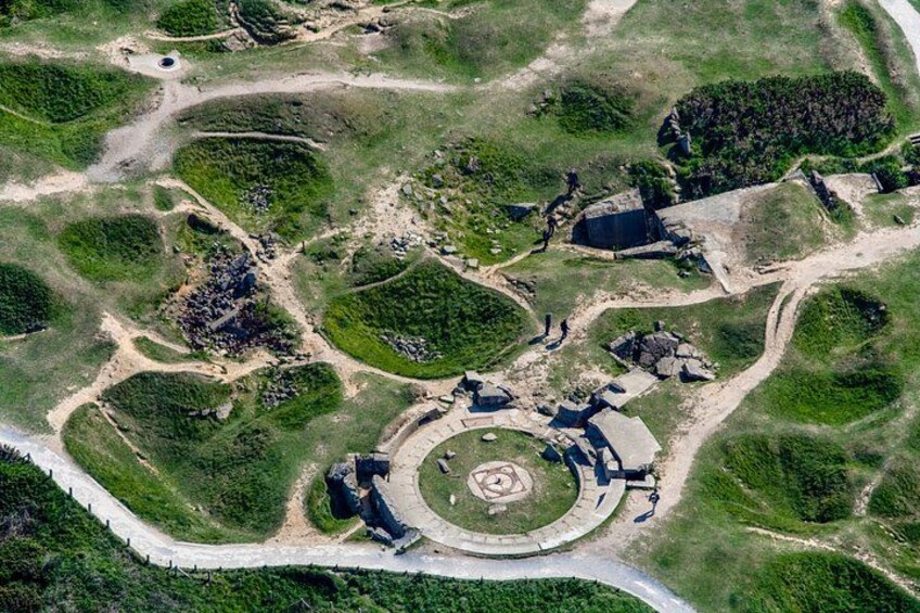 Luchtbeeld van een historisch gebied met ruïnes, paden en een centraal, rond gebouw. 3