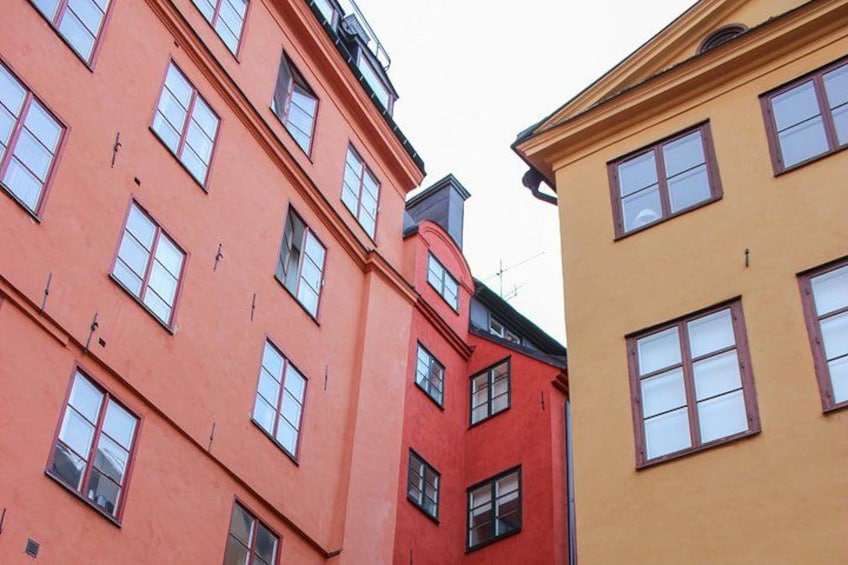Immeubles à plusieurs étages dotés de grandes fenêtres et de balcons. 2