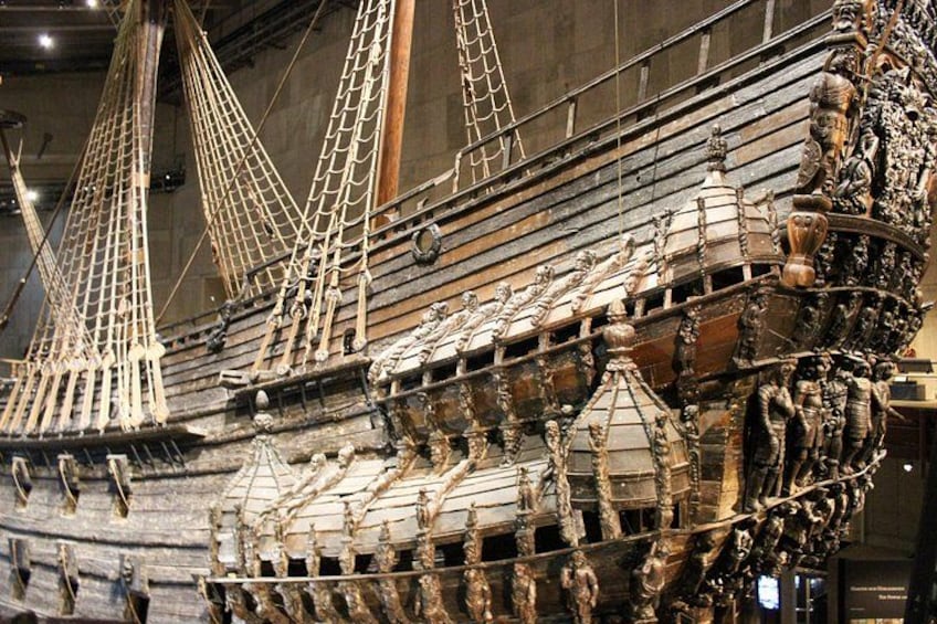 Une maquette de navire détaillée, dotée de plusieurs mâts, de sculptures complexes et d’un système de gréement sophistiqué. 5