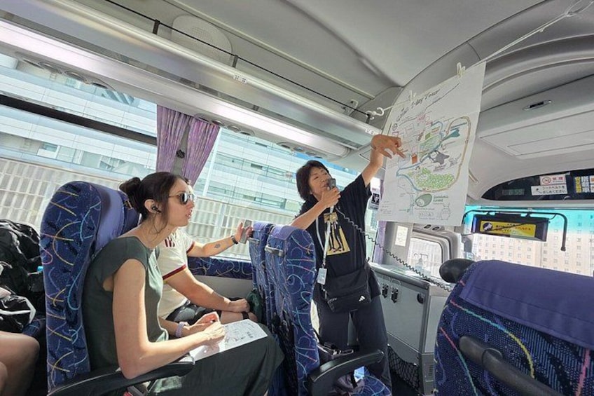 Dos personas en un vagón de tren observando un mapa. 2