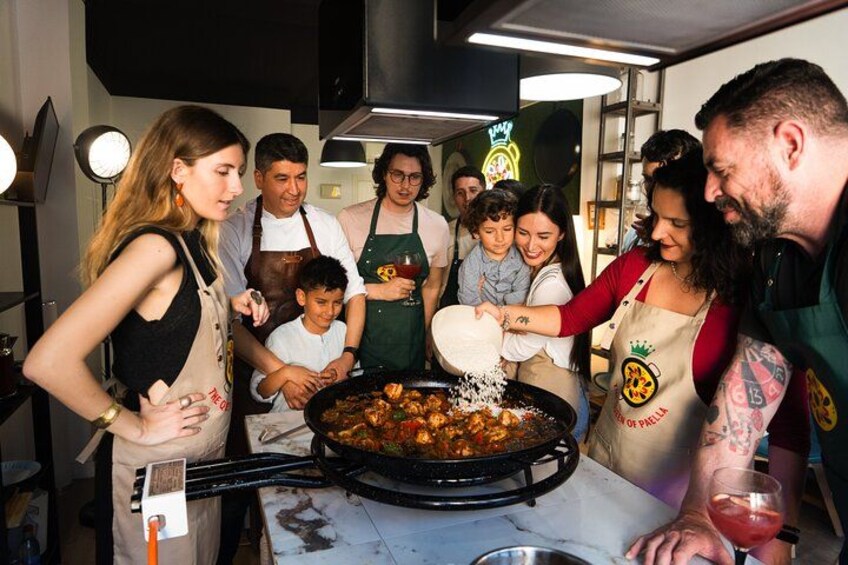 Un grupo de personas preparando comida en una cocina. 5