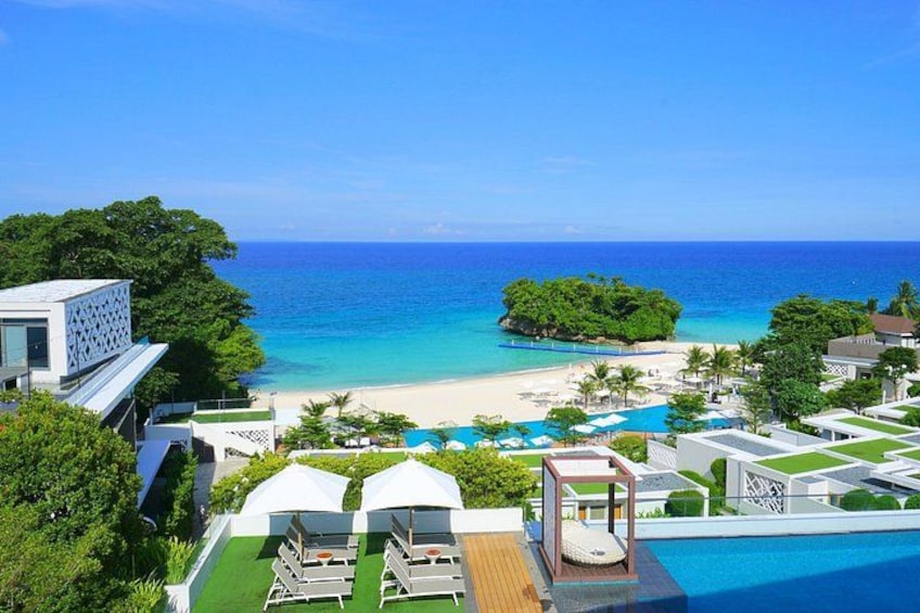 Ein Resort mit Schwimmbad, Strand und Meerblick. 2