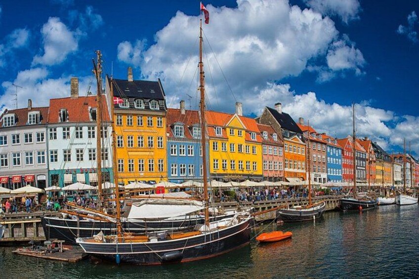 Una riva con edifici colorati e barche. 5