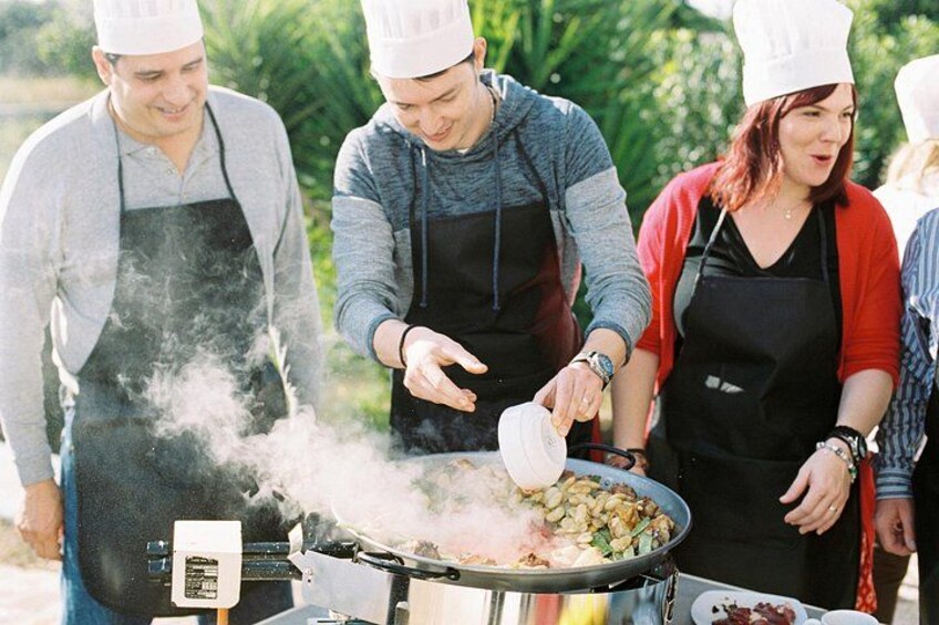 Ready for an unforgettable day, filled with aromas, fire, and passion? Because paella isn't just made with ingredients; it's made with soul. Reserve your spot now and join this unique experience! 2
