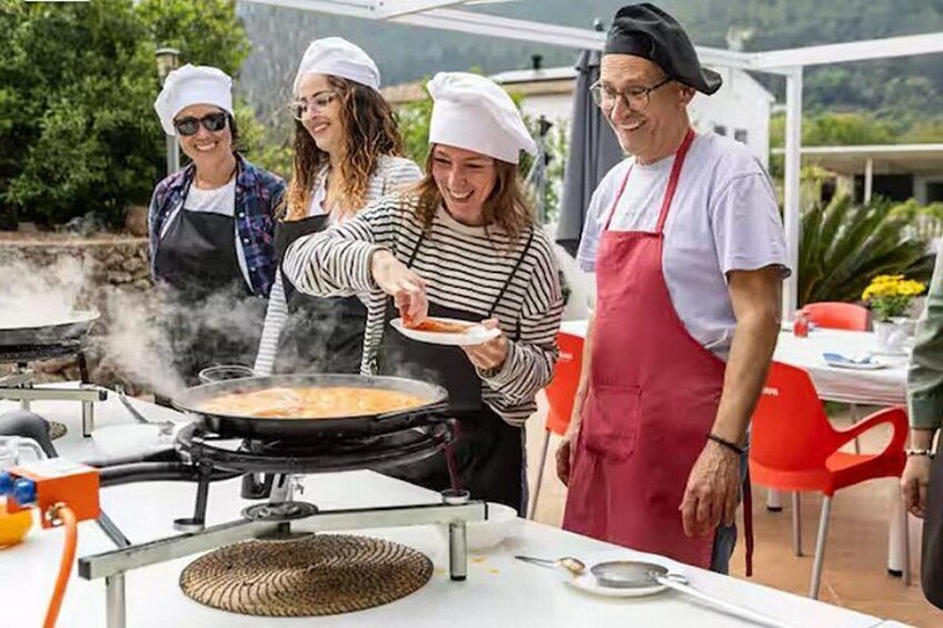 Ready for an unforgettable day, filled with aromas, fire, and passion? Because paella isn't just made with ingredients; it's made with soul. Reserve your spot now and join this unique experience! 1