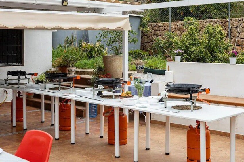 Ready for an unforgettable day, filled with aromas, fire, and passion? Because paella isn't just made with ingredients; it's made with soul. Reserve your spot now and join this unique experience! 2