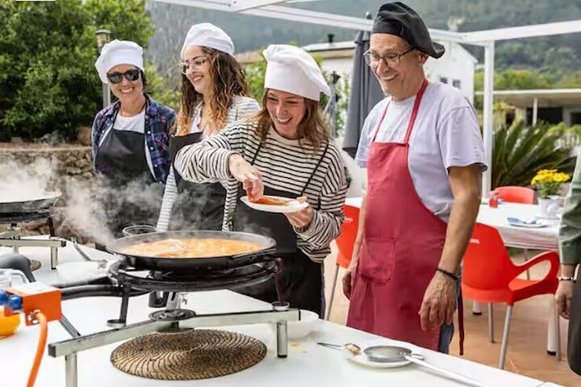 Ready for an unforgettable day, filled with aromas, fire, and passion? Because paella isn't just made with ingredients; it's made with soul. Reserve your spot now and join this unique experience! 1