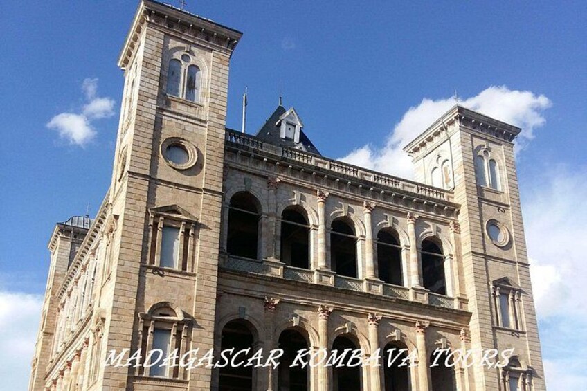 Private Tour of Lemur Park and Queen's Palace 3