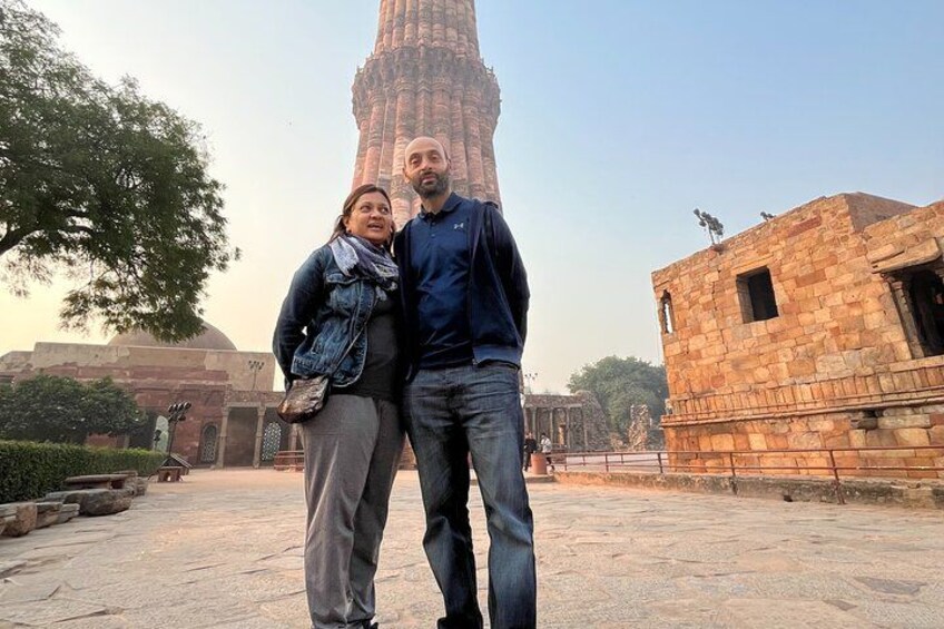 Una torre histórica, una persona con camisa azul y otra con chaqueta vaquera. 2