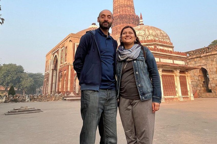 Dos personas frente a un edificio histórico con arcos y cúpulas. 2