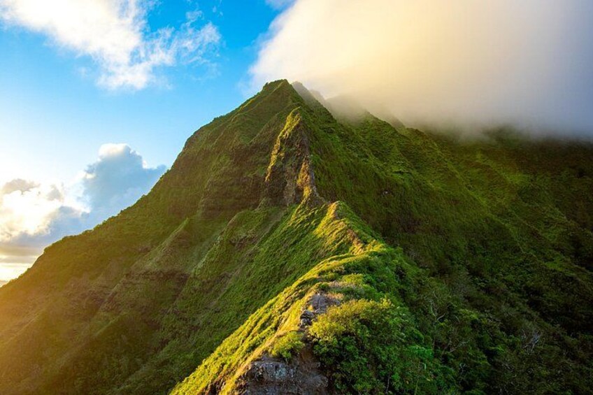 Una montaña con vegetación verde exuberante y cielo despejado. 3