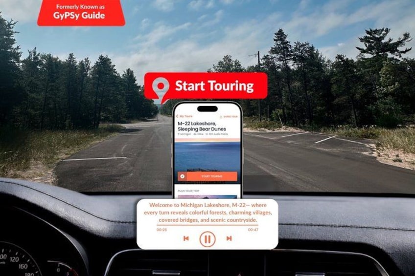 Un teléfono inteligente sujeto al tablero de un automóvil mostrando un mapa con un botón que dice 'Start Touring'. 1