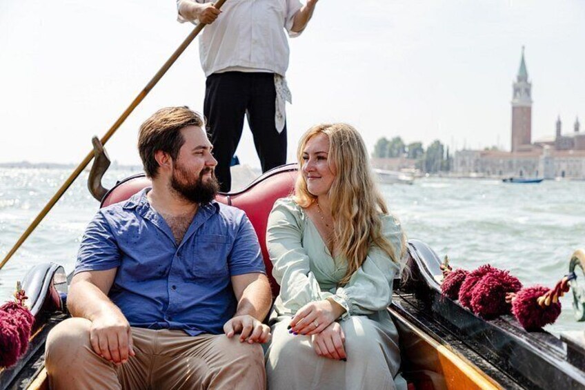 Private Photoshoot on Personal Gondola in Venice 5
