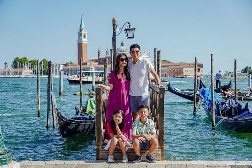 Private Photoshoot on Personal Gondola in Venice 4