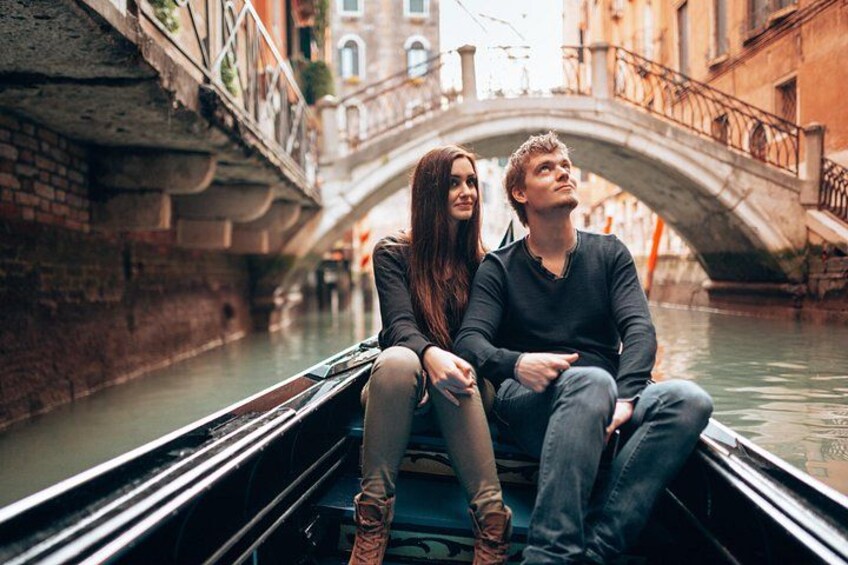 Private Photoshoot on Personal Gondola in Venice 1