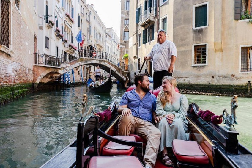 Private Photoshoot on Personal Gondola in Venice 5