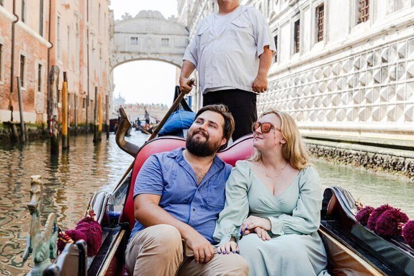 Private Photoshoot on Personal Gondola in Venice 4